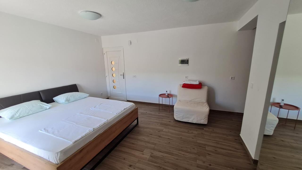 Apartmani Mlinar - Studio Apartment Grebastica Exterior photo